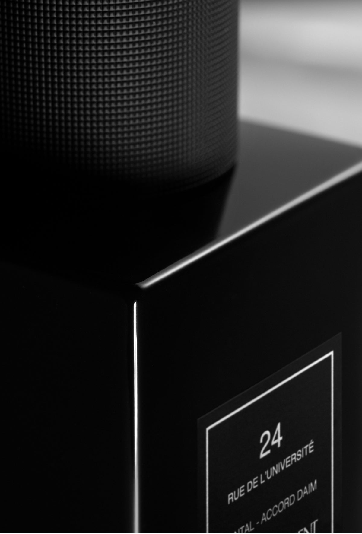 YVES SAINT LAURENT – 24 RUE DE L’UNIVERSITÉ EAU DE PARFUM